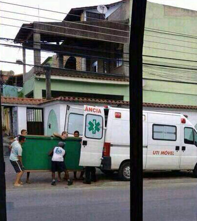 La fotografía original que muestra una mesa de billar siendo cargada a una ambulancia. Fuente: Borrazópolis