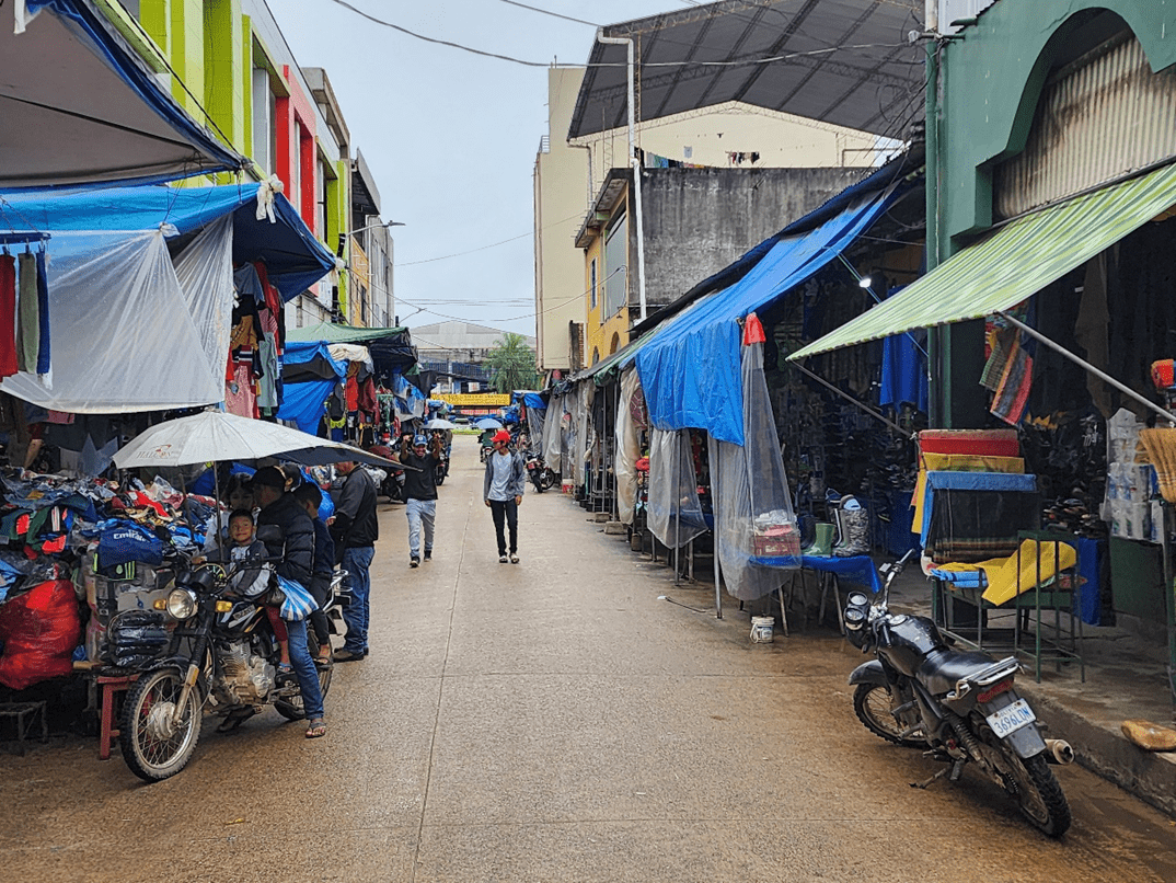 El comercio cubre varias de las calles del centro urbano de Yapacaní. Se puede encontrar casi todo lo que hay en una ciudad grande.