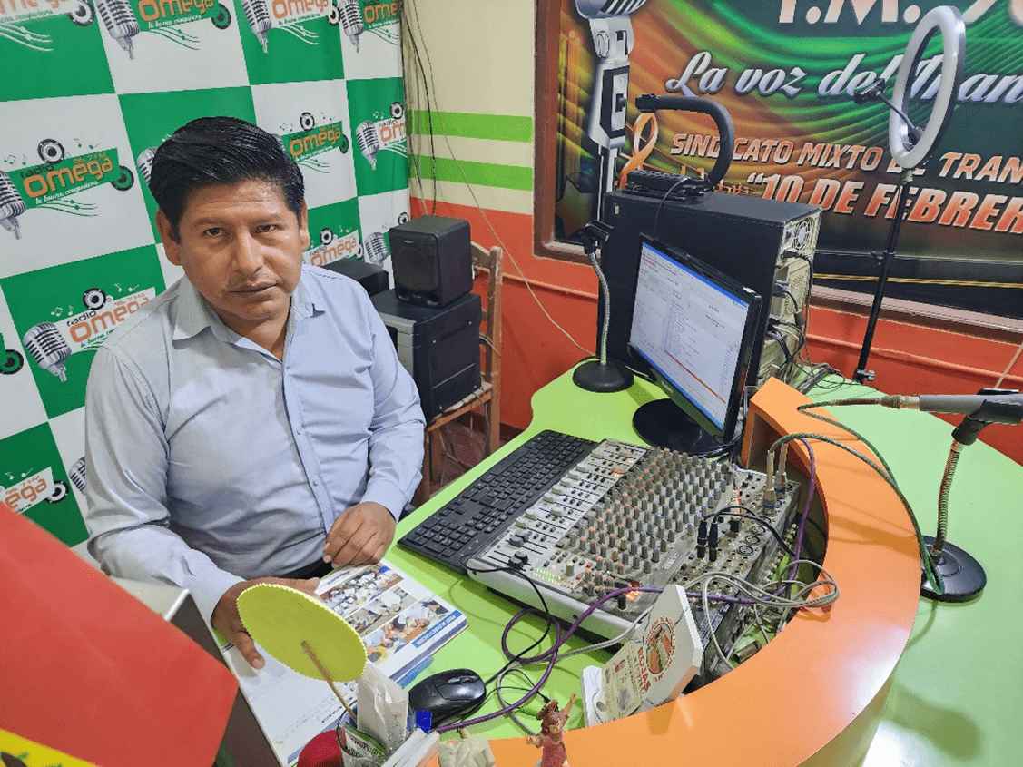 El periodista y locutor Marcelino Rodríguez en su estudio de transmisión.