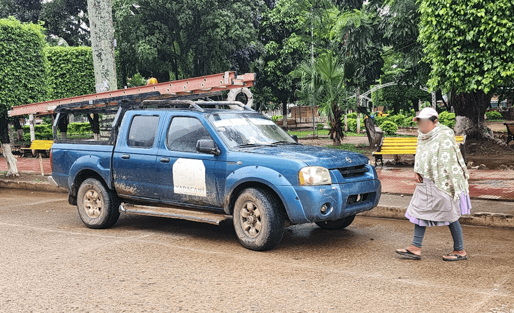 Vehículo oficial sin matrícula de identificación estacionado frente a la Alcaldía de Yapacaní.