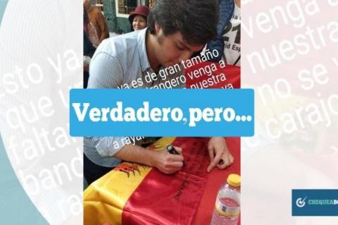 Fotografía del periodista escribiendo sobre una bandera boliviana que se comparte mediante Facebook. 